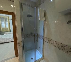 eine Dusche mit Glastür im Badezimmer in der Unterkunft Hotel Gorizia in Catania