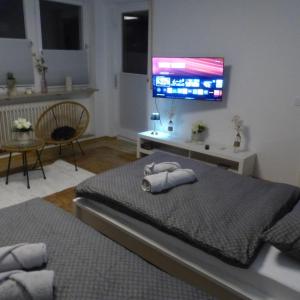 ein Schlafzimmer mit zwei Betten und einem Fernseher an der Wand in der Unterkunft ChrisTho - Am Rheinsteig in Vallendar