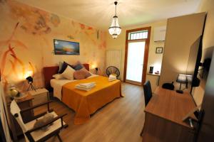 a bedroom with a bed and a desk and a table at Residence Casa del Moro in Minerbio