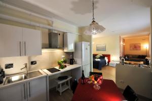 a kitchen and a living room with a table in a kitchen at Residence Casa del Moro in Minerbio