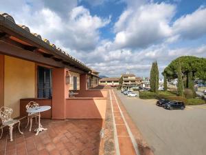a patio with a table and chairs on a building at Hotel Boccaccio in Calcinaia