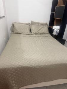a large bed in a room with a bedspread on it at Flat Serra Grande in Viçosa do Ceará