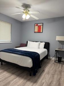 a bedroom with a bed with a ceiling fan at J & J Dream Villa Ltd in Abbotsford