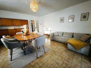 a living room with a couch and a table at Maison Familiale - 7 personnes - Parking privé & Jardin - Disney 24 min in Tournan-en-Brie