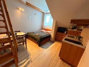 a small room with a bed and a kitchen at Villa Apartments in Palanga