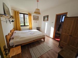 a bedroom with a bed and a window at Kakasvári Vendégház in Gömörszőlős