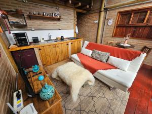 a living room with a couch and a kitchen at Recanto Curiaçu in Cunha