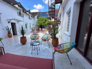 a patio with chairs and tables on a courtyard at Appartement Centre ville Le blanc in Le Blanc