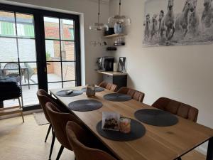 a dining room table with chairs in a kitchen at De Bakelijn in Nieuwpoort