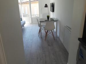 a dining room with a table and a chair at Studio Grasse Centre in Grasse