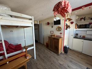 a room with a bunk bed and a kitchen at Studio La Plagne Villages in La Plagne Tarentaise