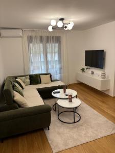 a living room with a couch and a table at Maya 2 apartman sa dve spavace sobe in Vrnjačka Banja