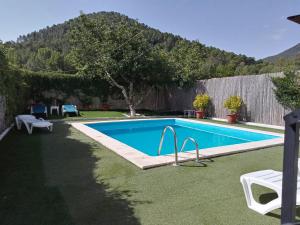 a swimming pool in the backyard of a house at Alojamiento Rural El Lentisco in Puente Honda
