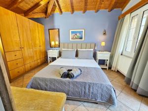 una camera da letto con un grande letto in una stanza di Captain's Loft Villa a Marathokampos