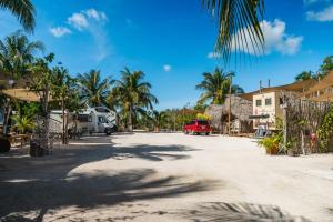 a street in a resort with palm trees at Camping, Glamping y Caravanas Dos Lunas in Celestún