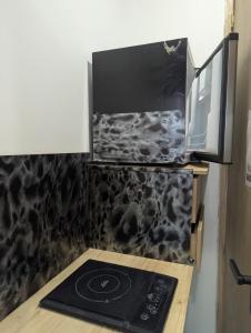 a kitchen with a stove top on a wall at Aparta Suite Vista al Mar Rodadero in Gaira