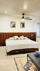 a bedroom with a large bed with a ceiling fan at Casa Niagara in San Antonio
