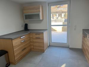 a kitchen with a counter and a microwave at Gästehaus Wain I Monteur- & Ferienwohnung für 5 I 2 SZ I Terrasse I Parkplatz I WLAN in Wain