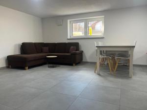 a living room with a couch and a table at Gästehaus Wain I Monteur- & Ferienwohnung für 5 I 2 SZ I Terrasse I Parkplatz I WLAN in Wain