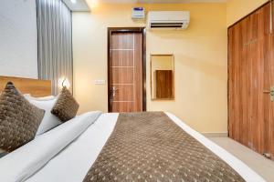 a bedroom with a large bed and a door at Retrocka in Jāmb