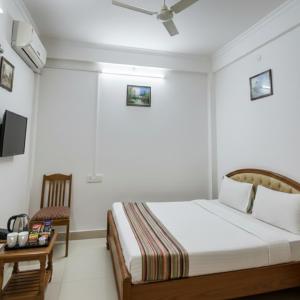 a hotel room with a bed and a chair at Retrocka in Jāmb