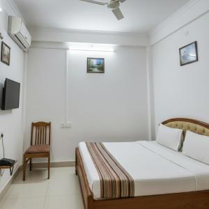 a bedroom with a bed and a chair at Retrocka in Jāmb