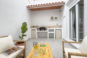 a living room with a table and a kitchen at Casa La Pedrera in Pedralba