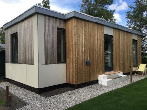 a small house with a wooden facade at Litehomeatseagoedereede in Goedereede +46 photos