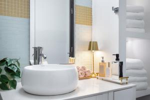 a bathroom with a white sink and a mirror at Angel City 1 bedroom Apartment in Los Angeles +24 photos