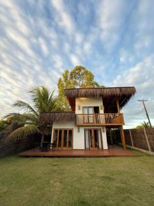 a small house with a thatched roof at Corumbau Bangalôs in Corumbau