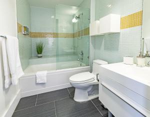 a bathroom with a toilet and a tub and a sink at Angel City 1 bedroom Apartment in Los Angeles