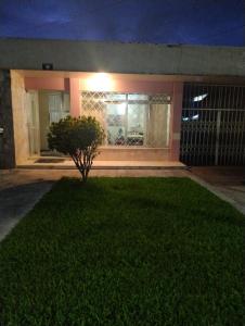 a house with a green lawn in front of it at Casa do Vans in São Gabriel