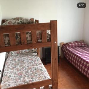 a bedroom with two bunk beds in a room at Cabañas Cosquín in Cosquín