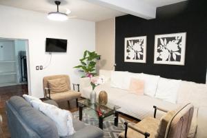 a living room with a couch and a table at Residencia G in Champotón