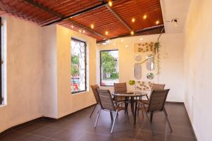 a dining room with a table and chairs at Residencia G in Champotón