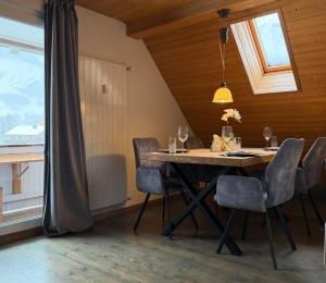 ein Esszimmer mit Tisch und Stühlen in der Unterkunft Waterfall View in Kandersteg
