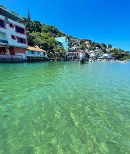 a large body of water with buildings and houses at Recanto da barra in Ilha do Bom Jardim