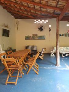a wooden table and chairs in a room at Céu Azul Casa de Praia in São Sebastião