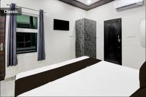 a bedroom with a bed and a window at EVERGREEN Inn in Nalmatha