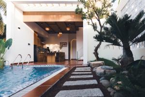 a swimming pool in the middle of a building at Mộc An Homestay in Kon Rung (1)