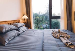 a bed with two pillows and a starfish on it at Mộc An Homestay in Kon Rung (1) +45 photos