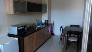 Kuchyňa alebo kuchynka v ubytovaní ApartamentyPrzyMorzu Diva 553