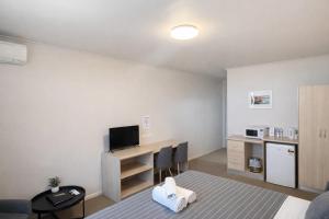a small room with a desk and a computer in it at Highway One Motel in Ceduna