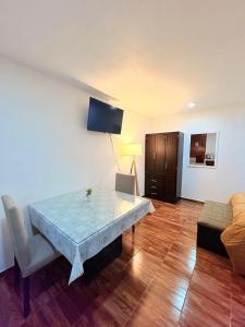 a living room with a table and a couch at Hospedaje La Gardenia in Zacatlán