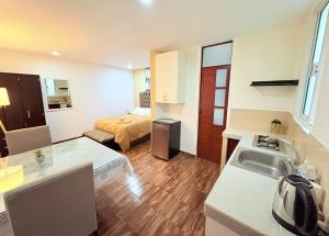 a living room with a kitchen and a bedroom at Hospedaje La Gardenia in Zacatlán