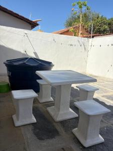 a picnic table with two benches and a blue bucket at Temporada AK Freitas in Parnaíba