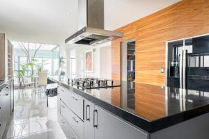 a kitchen with a black counter top and a stove at Casa para 16 personas con alberca climatizada in Guadalajara
