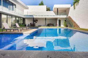 a swimming pool in front of a house at Casa para 16 personas con alberca climatizada in Guadalajara