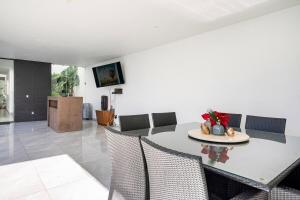 a dining room with a table and chairs at Casa para 16 personas con alberca climatizada in Guadalajara