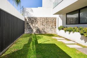 an exterior view of a house with green grass at Casa para 16 personas con alberca climatizada in Guadalajara